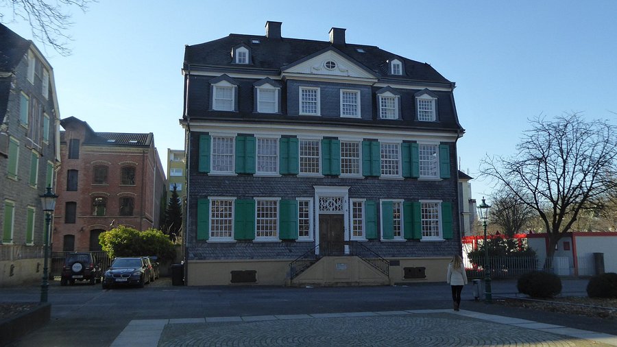 engels-haus-aus-der-grunanlage